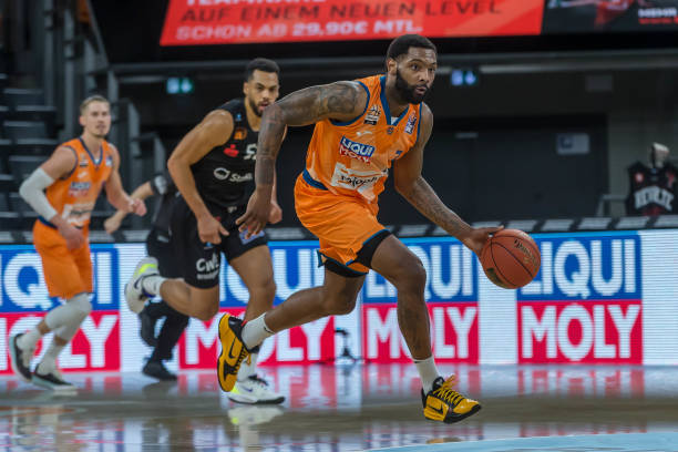 沃伦出道于 沃伦出道于